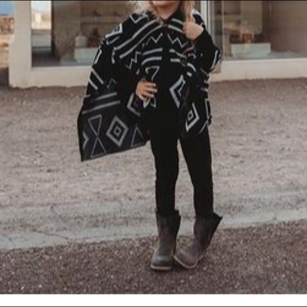 NWT Ryleigh Rue’s Girls Poncho Sweater - Picture 2 of 8